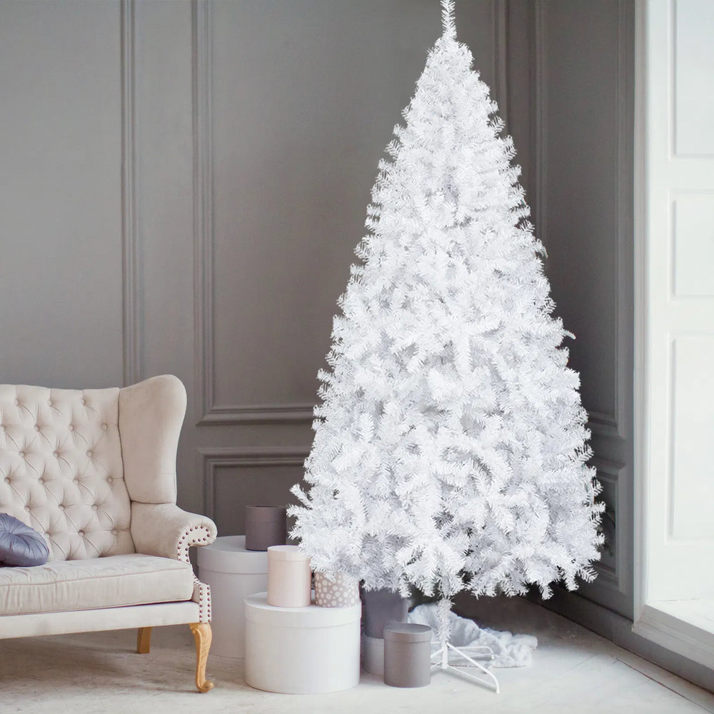 Hvitt kunstig juletre uten lys