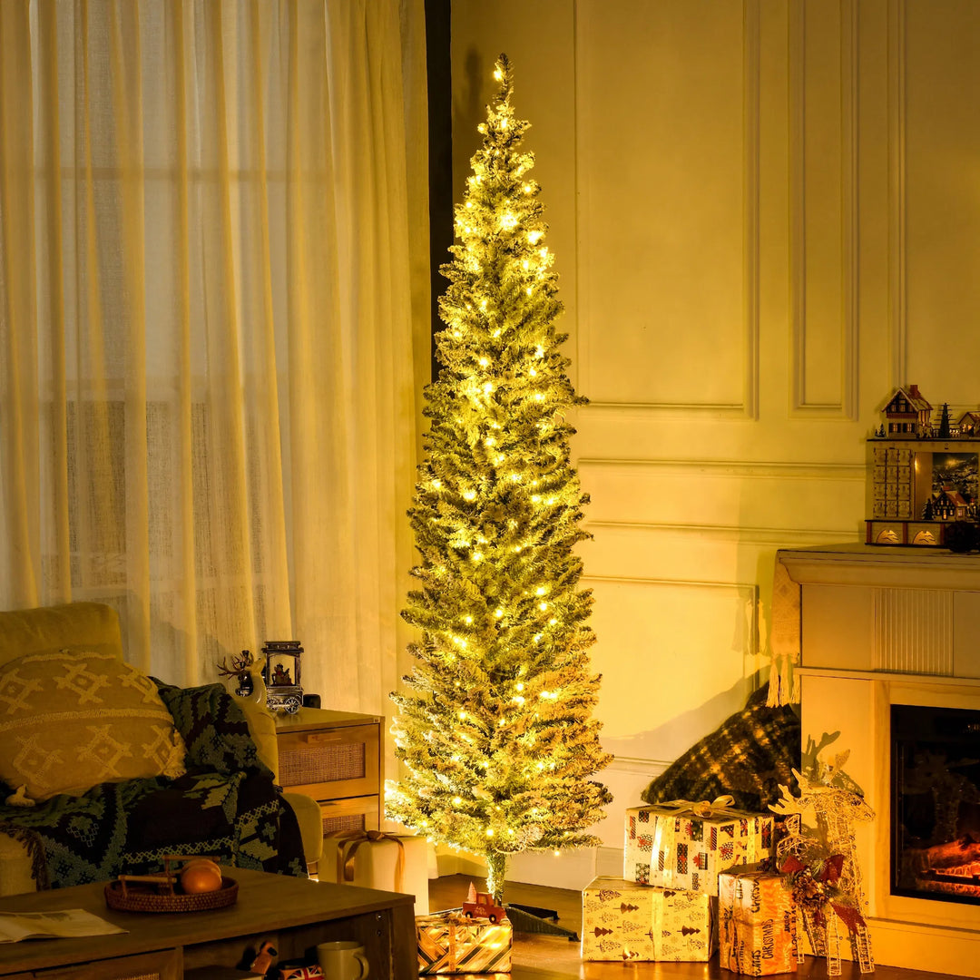 Smalt grønt juletre med varmhvite lys