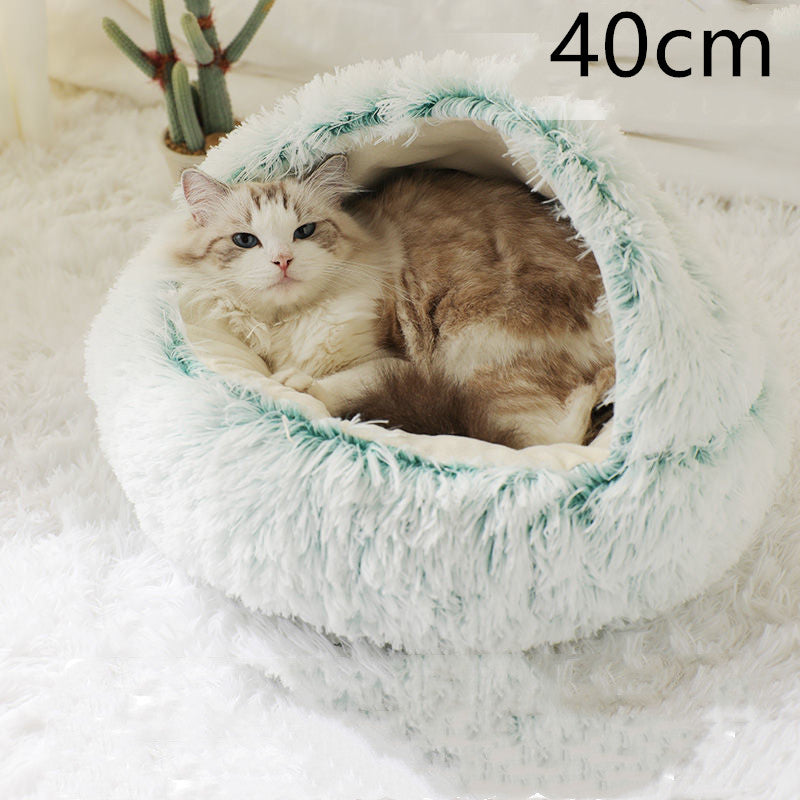 Katt i rund plysjseng med hette