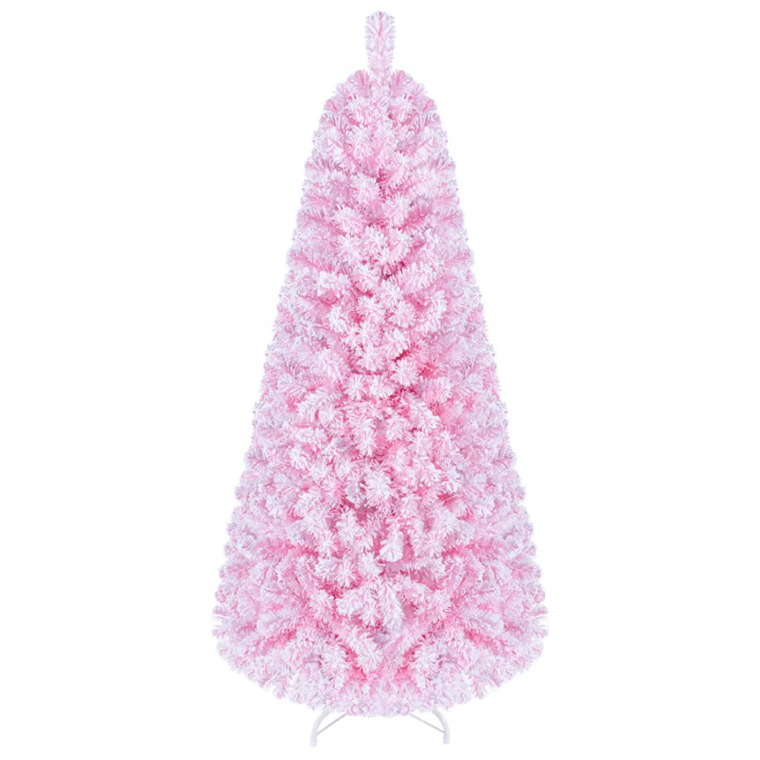 Lite rosa snødekt juletre med lys