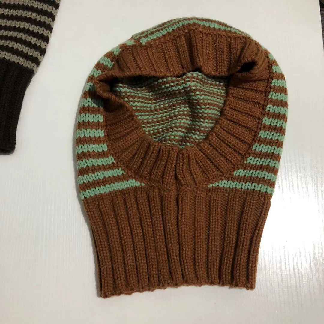 Person i stripete strikket balaclava