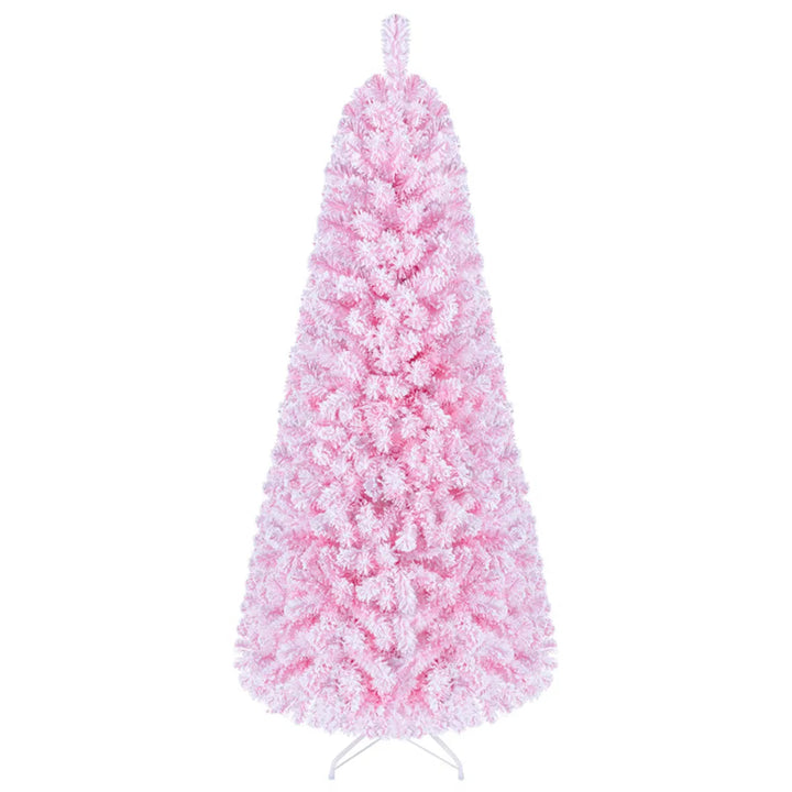 Rosa snødekt juletre med varmhvite lys