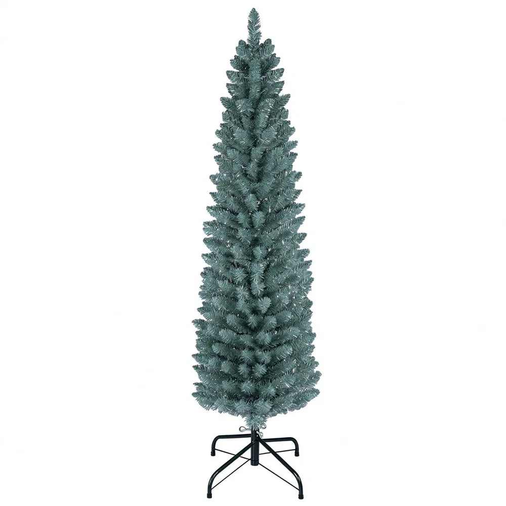Lite og smalt juletre med frostede nåler
