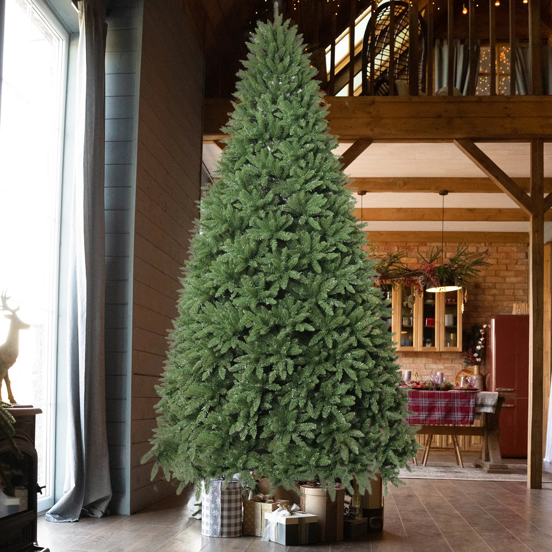 Stort kunstig juletre med fargerike LED-lys