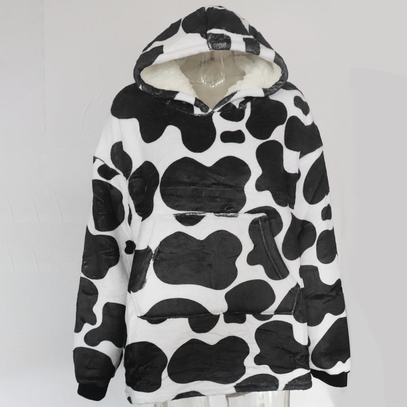 Person i stort hettepledd med pandamønster