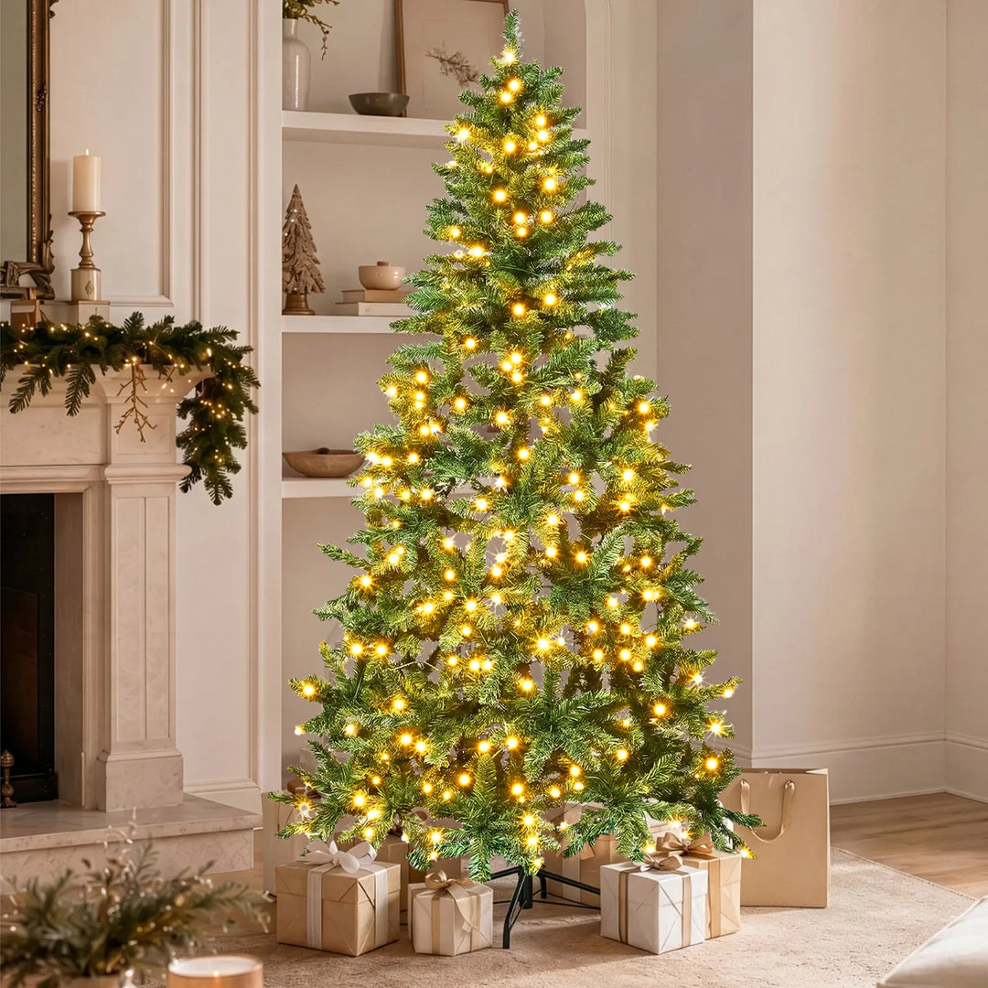 Halvt juletre med flat bakside inntil vegg