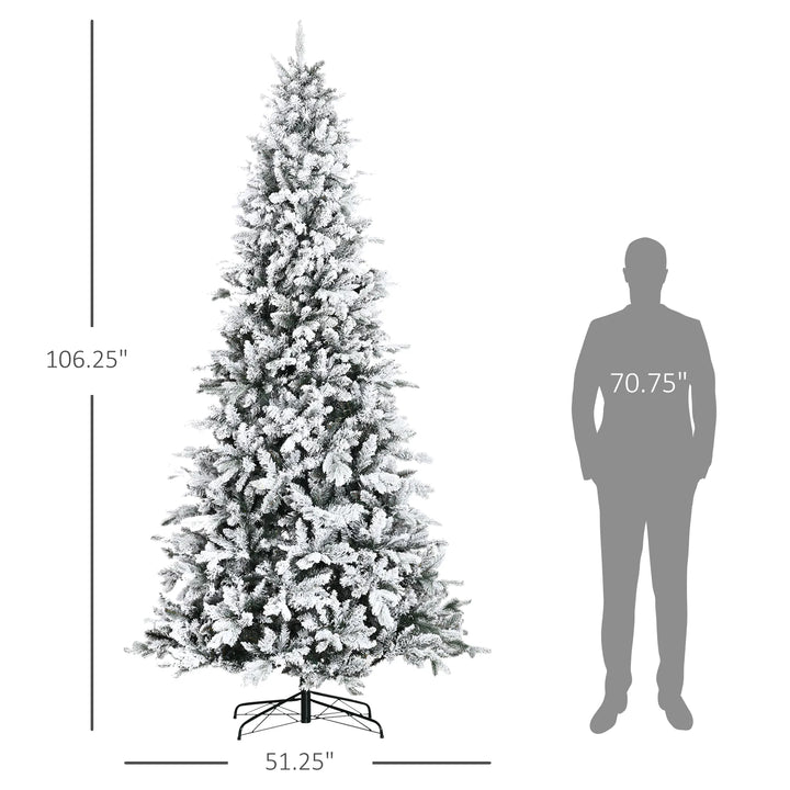 Stort snødekt juletre med hengende grener