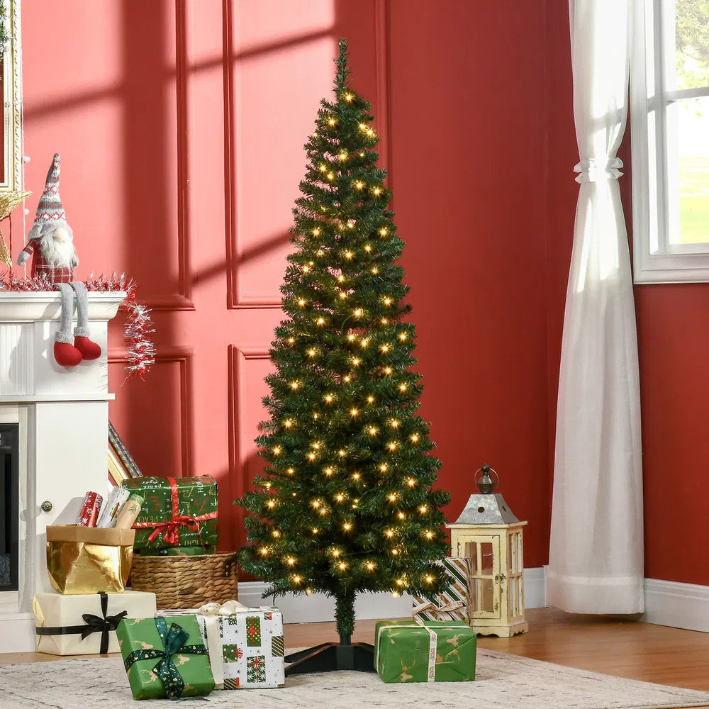 Slankt juletre med varmhvite lys i stue