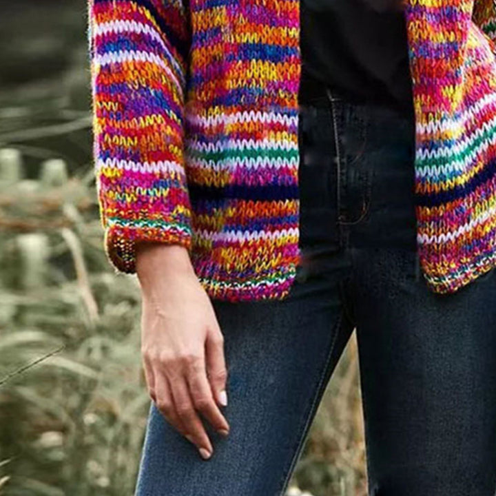 Kort cardigan med regnbuestriper i grovstrikk