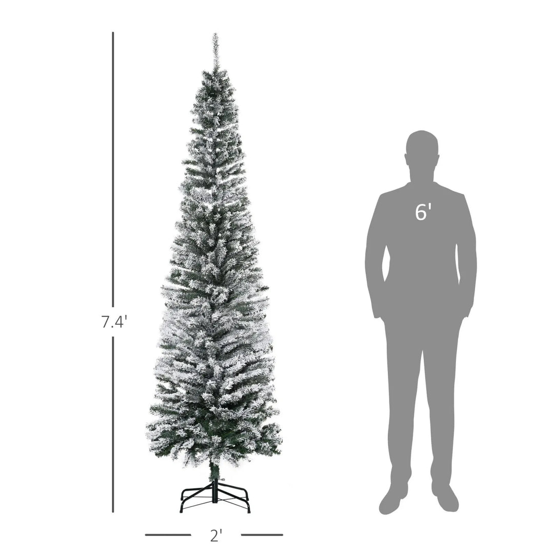 Høyt smalt juletre med hvit kunstsnø