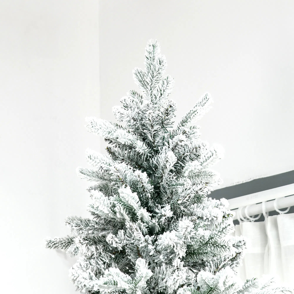 Stort snødekt juletre med hengende grener