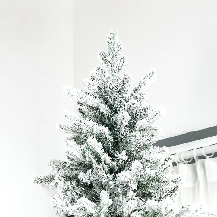 Stort snødekt juletre med hengende grener