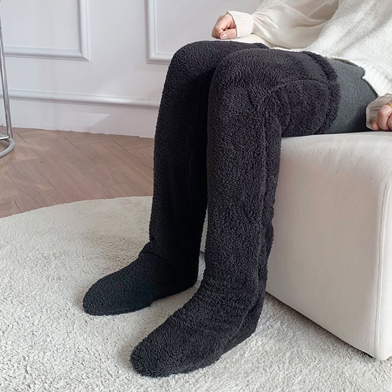 Lodne brune sokker som går over kneet