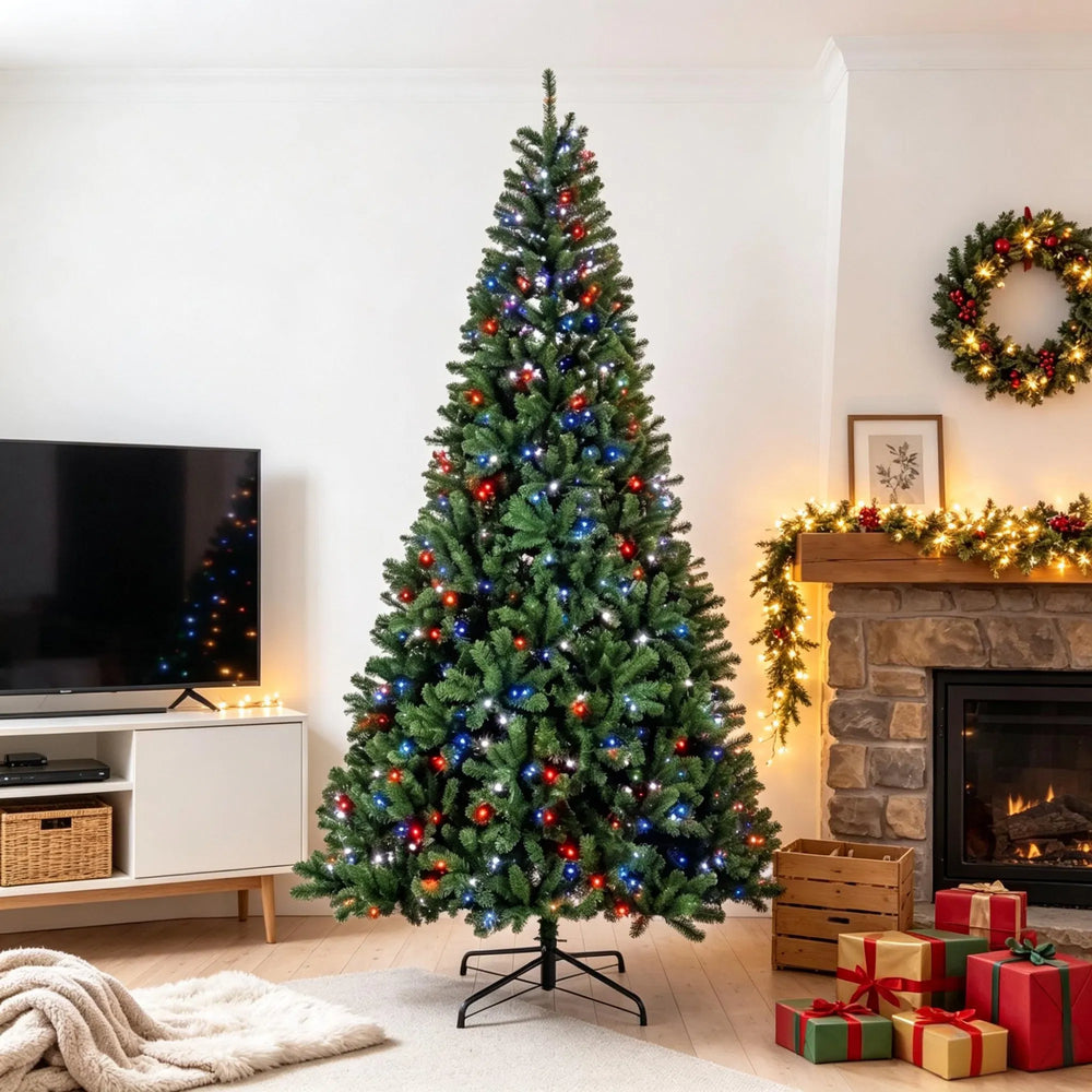 Stort juletre med fargerike LED-lys