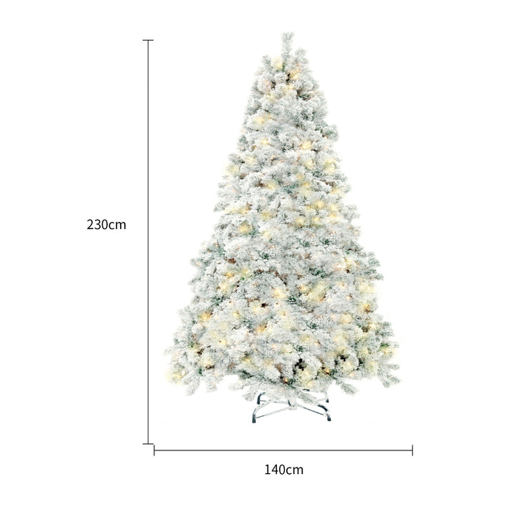 Kunstig juletre med varmhvite lys i stue