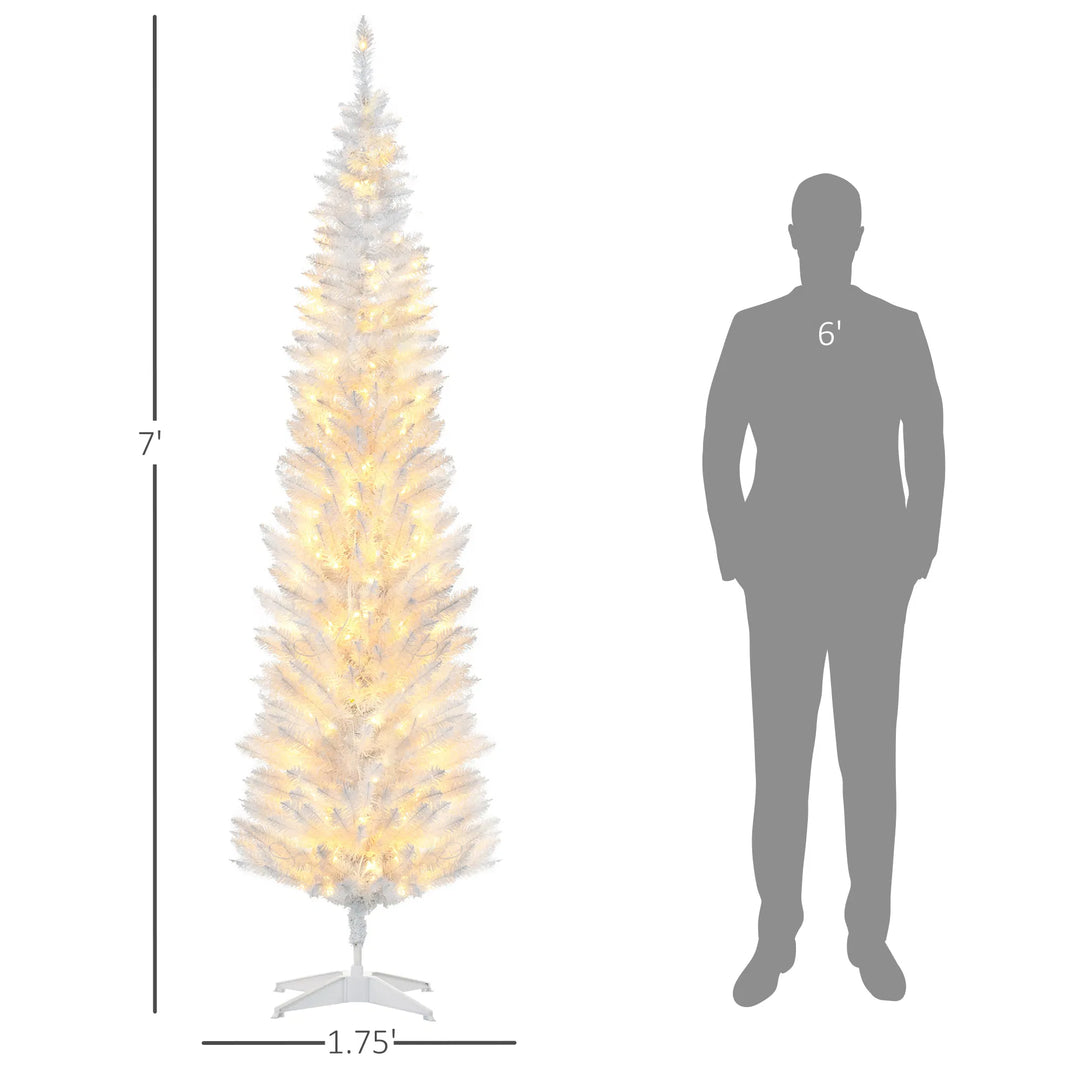 Hvitt smalt juletre med lys i stue