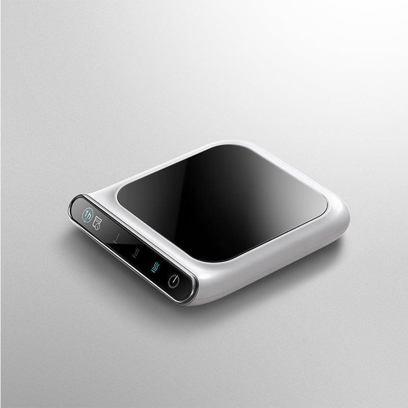 Hvit koppvarmer med glassplate og kaffekopp