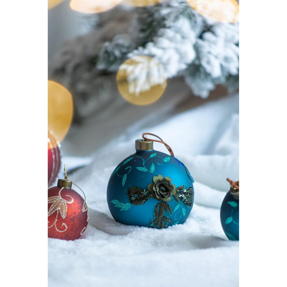 Fire blågrønne julekuler i glass med glitter