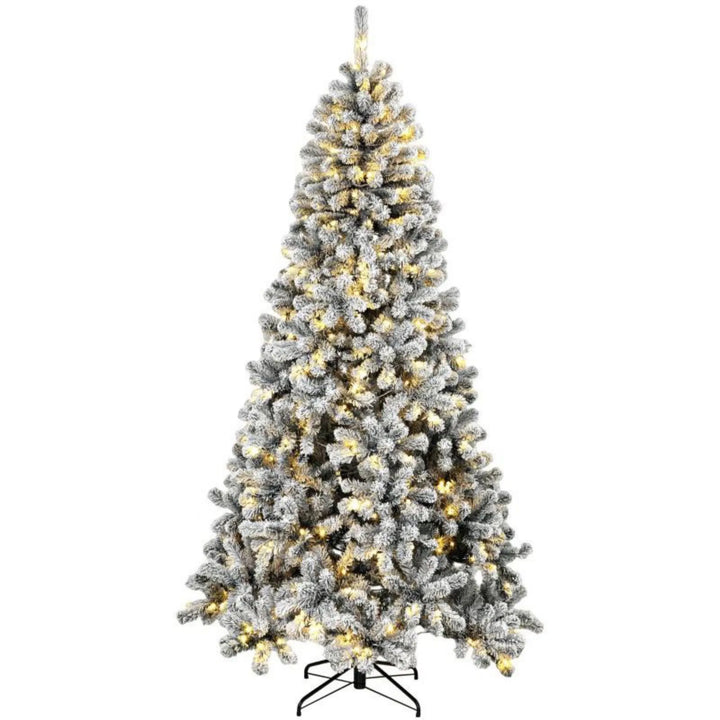Snødekt nordfuru juletre med varme lys