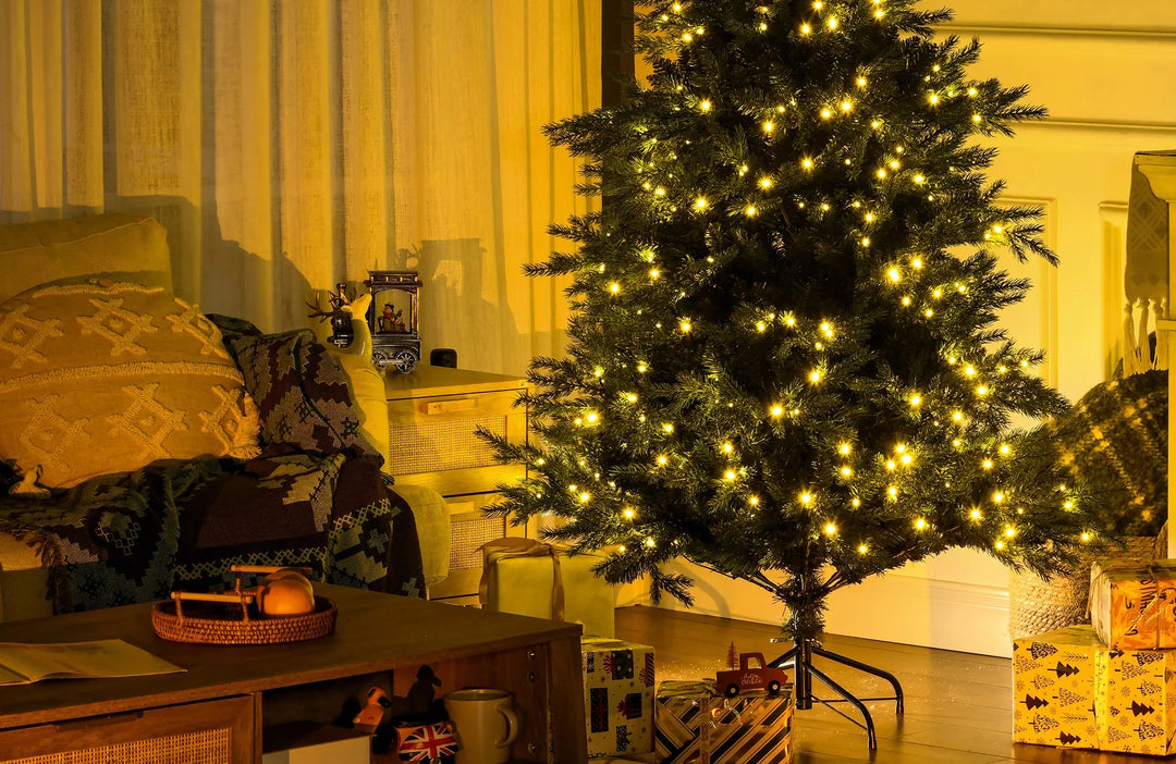Naturtro juletre med varmhvite lys