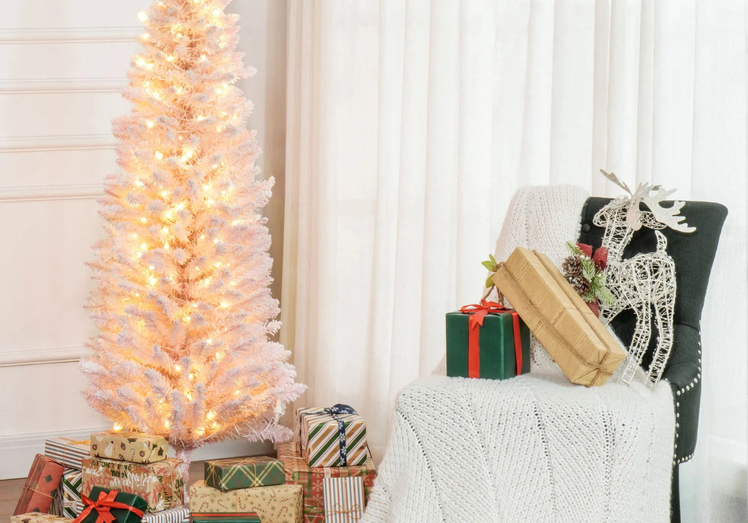 Rosa juletre med varmhvite lys i hjørne