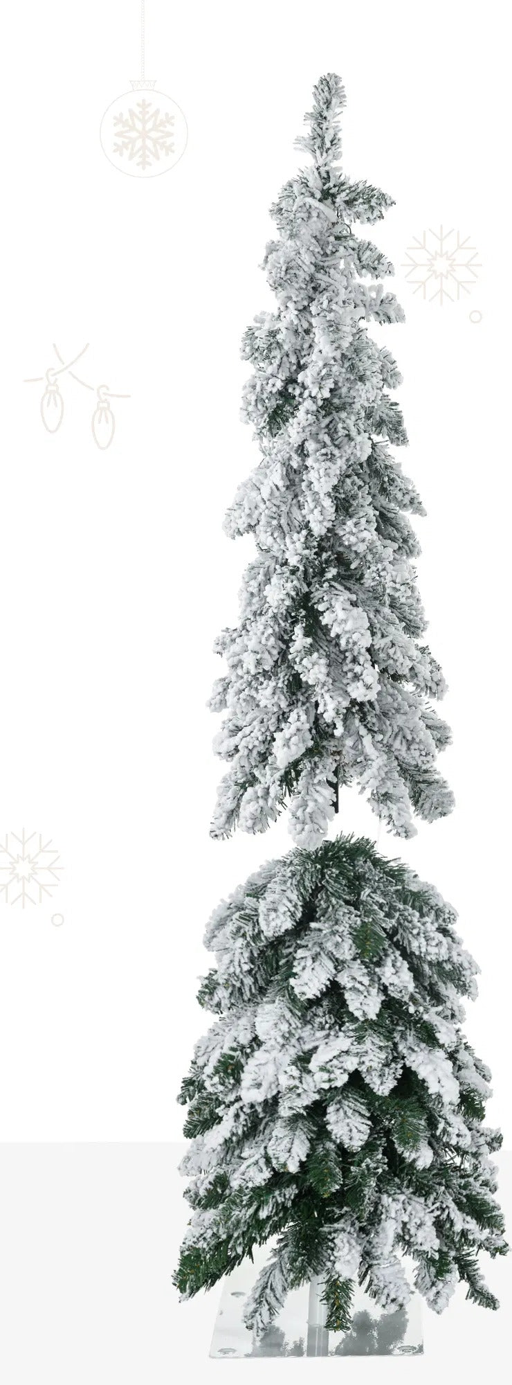 Lite smalt snødekt juletre med lys