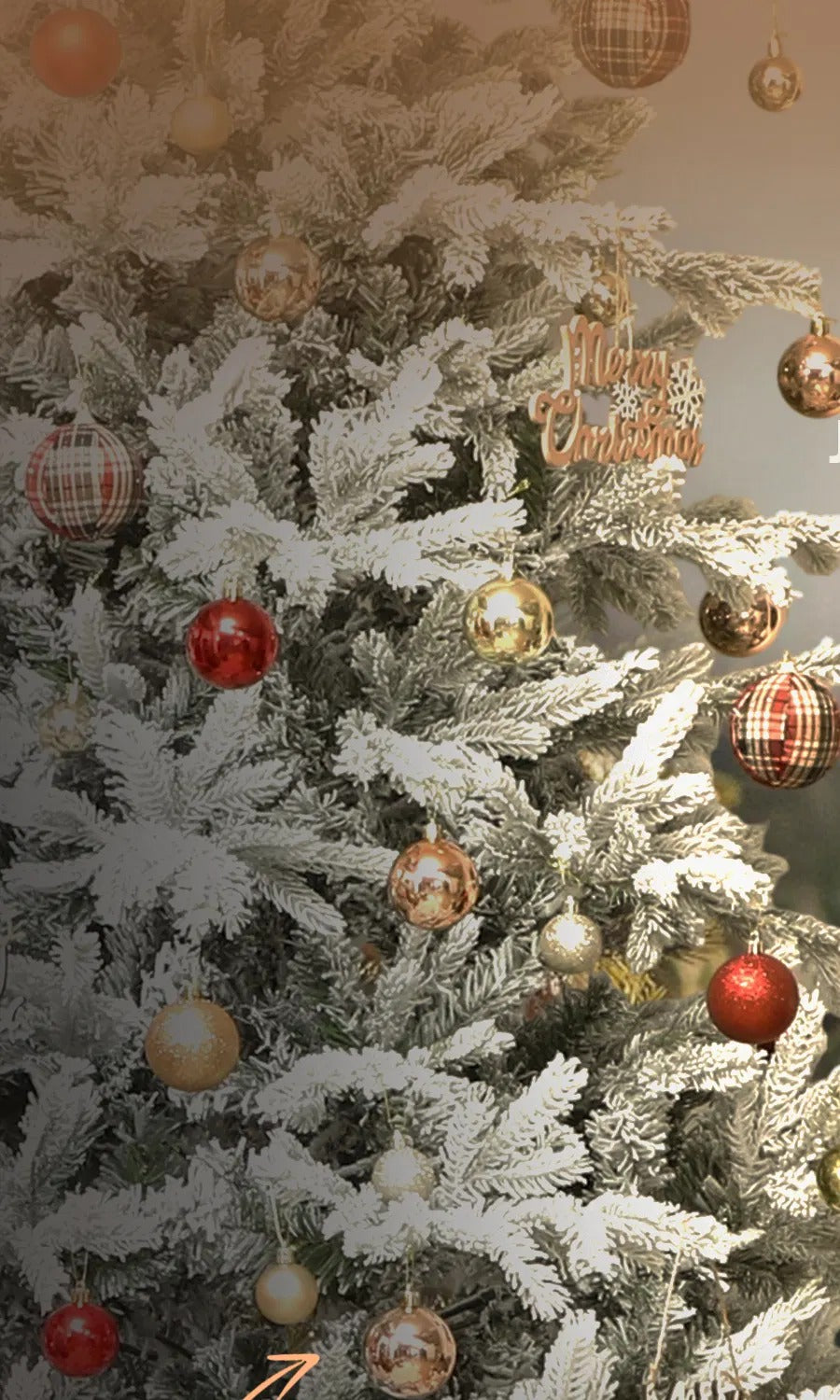 Stort snødekt juletre i fyldig granform