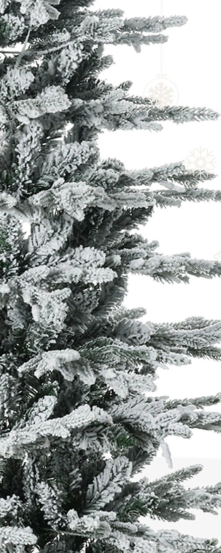 Stort snødekt juletre med klare lyspærer