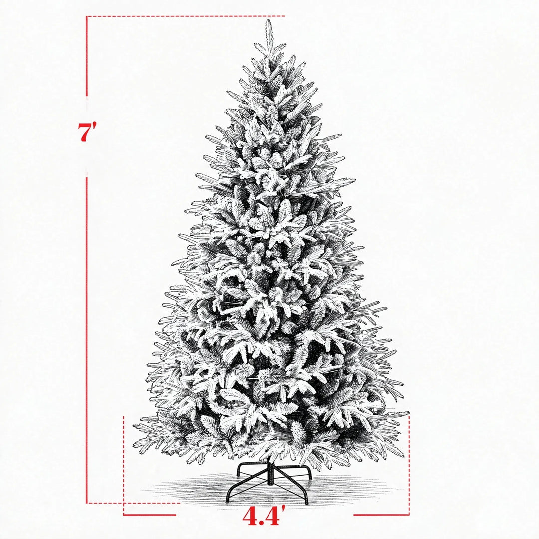 Fyldig snødekt juletre med varmhvite lys