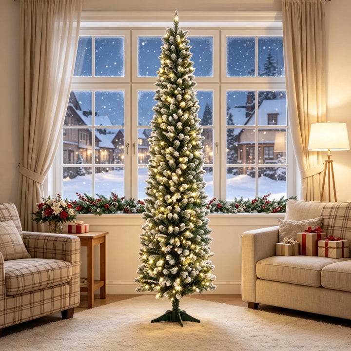 Smalt juletre med frostede tupper og lys