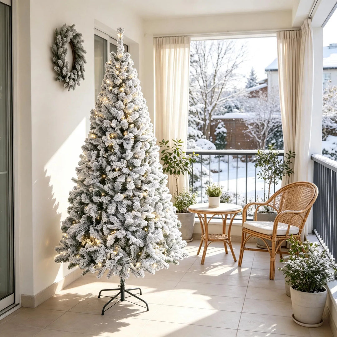 Snødekt edelgran med varmhvite lys