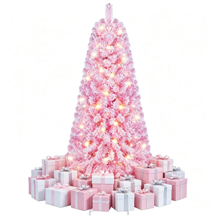 Lite rosa snødekt juletre med lys