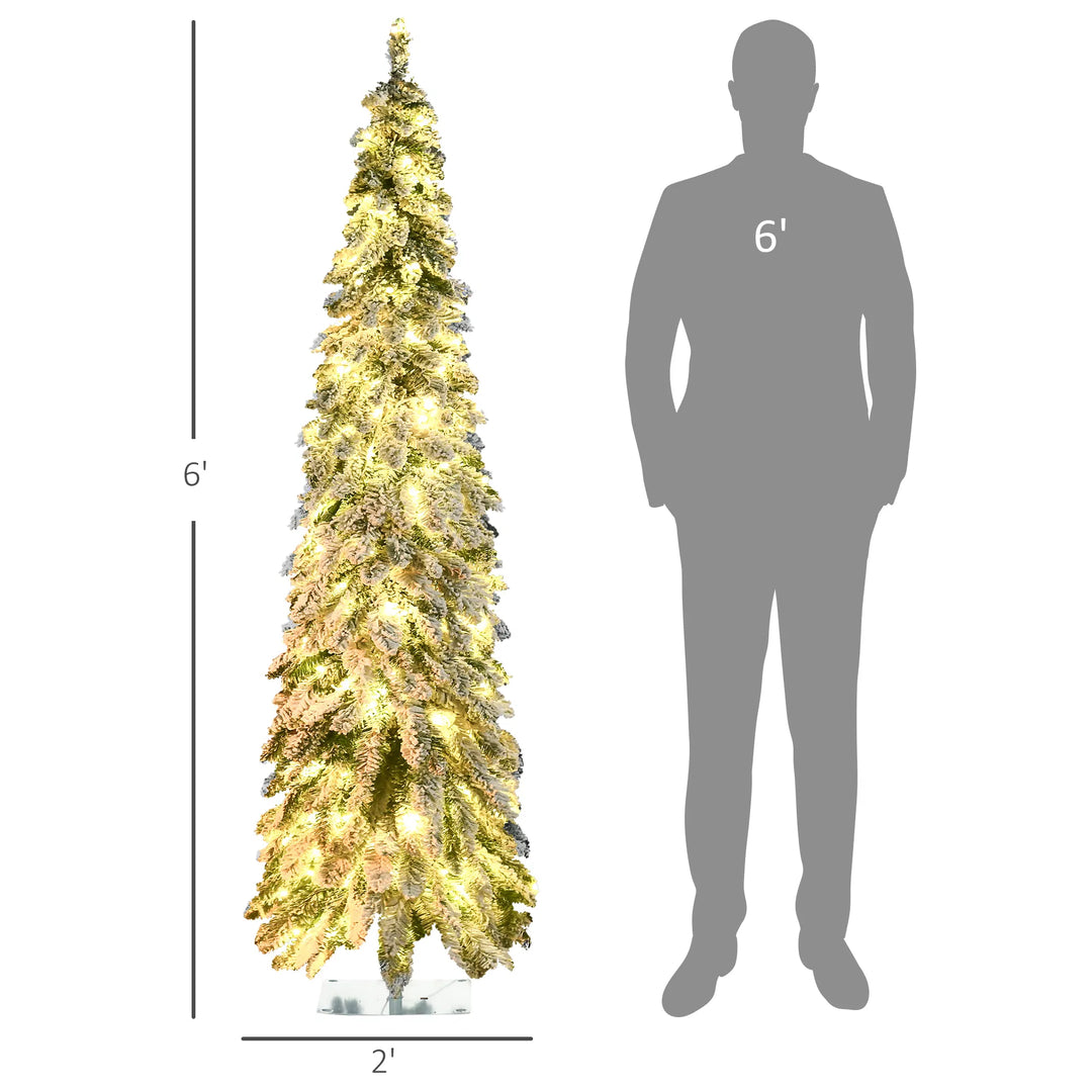 Smalt snødekt juletre med fargelys