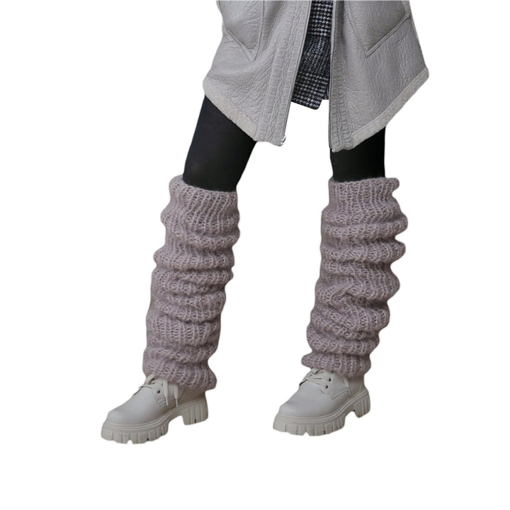 Lodne hvite legvarmere i slouchlook