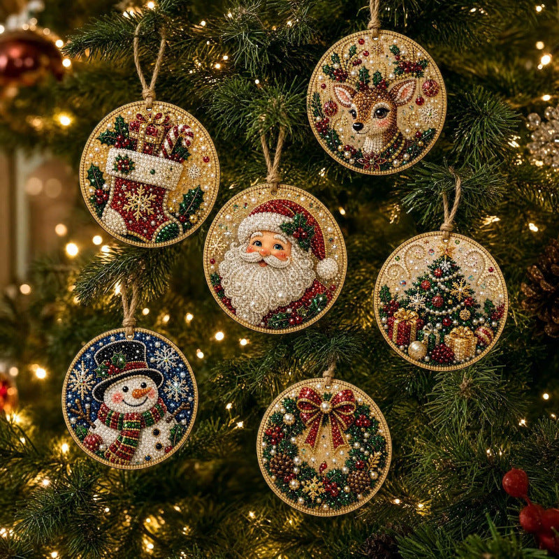 Seks julekuler i tre med diamantmaling