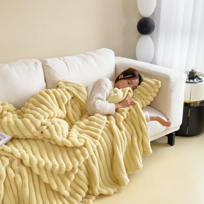 Tykt fuskepelspledd i ribbet plysj