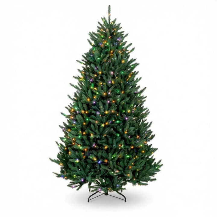 Fyldig juletre med fargerike og varmhvite lys