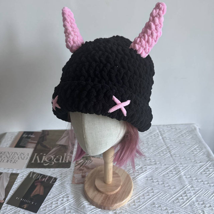 Svart heklet bøttehatt med rosa horn