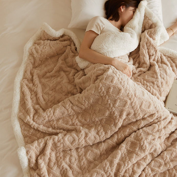 Tykt tuftet pledd brettet på sofa