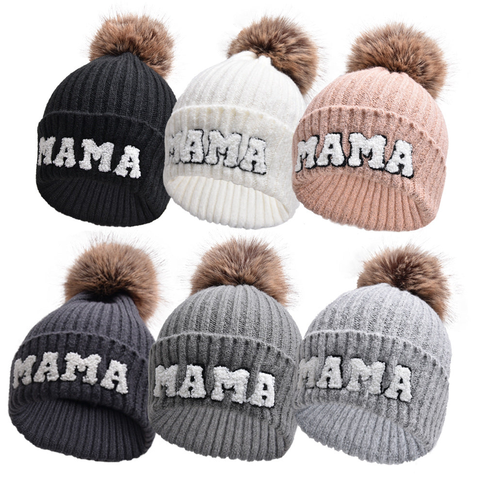 Ribbestrikket MAMA-lue med lodden dusk