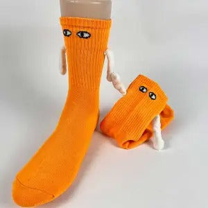 Rosa sokker med små hender som holder fast