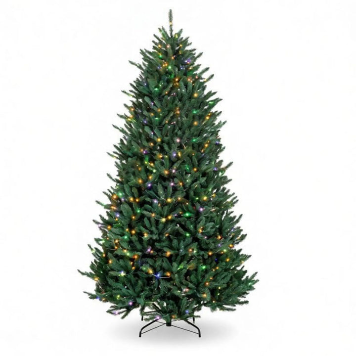 Stort fyldig juletre med lys i stort rom