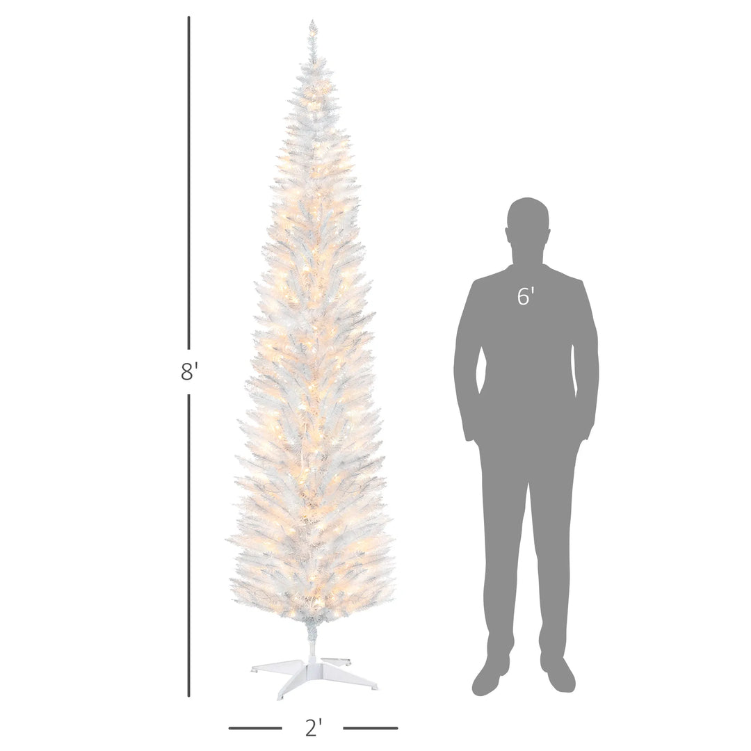Høyt hvitt smalt juletre med varme lys
